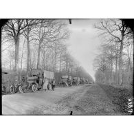 Dourdan (Seine-et-Oise). Ecole d'entraînement des camions-autos. Sur la route. L'école de conduite des camions. [légende d'origine]