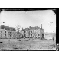 Ecole d'Automobiles de Sainte-Mesme près Dourdan. Les bâtiments du commandement. [légende d'origine]