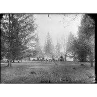 Ecole d'Automobiles de Sainte-Mesme près Dourdan. Les cantonnements sous les sapins. [légende d'origine]