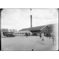 Orléans. Ecole des chauffeurs militaires pour voiture de tourisme. La tuilerie servant de garage et de cantonnement. [légende d'origine]