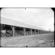 Orléans. Ecole des chauffeurs militaires pour voiture de tourisme. Le parc des voitures fermés. [légende d'origine]