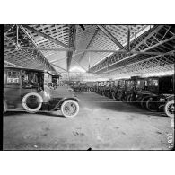 Orléans. Ecole des chauffeurs militaires pour voiture de tourisme. Garage de la tuilerie. Les voitures fermées. [légende d'origine]