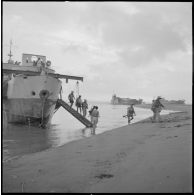 Une compagnie du bataillon franco-vietnamien débarque à Hiep Thanh.