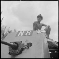 L'enseigne de vaisseau Bonneau, au-dessus de la tourelle d'un bâtiment de débarquement.