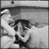 Réparation d'une pièce sur le bâtiment de débarquement LCT 720.