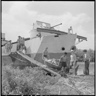 Des blessés sont évacués du LCI 106 vers l'antenne chirurgicale.