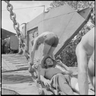 Un blessé est embarqué sur l'antenne chirurgicale du LCT.