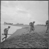 Des éléments du bataillon Tessier débarquent à Hiep Thanh.