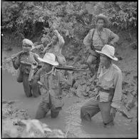 Dans la boue d'un arroyo, le commando franco-vietnamien attend que les éclaireurs trouvent un passage.