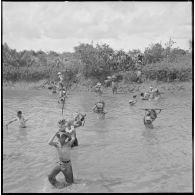 Au retour, la marée est basse et l'arroyo est passé à gué par le commando franco-vietnamien.