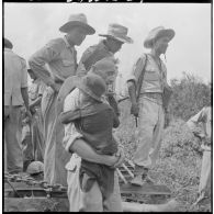 Abandonnés par les Vietminh en fuite, de jeunes enfants sont recueillis par un aumônier de la Marine nationale.