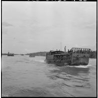 Progression de la flotte de débarquement sur la rivière.