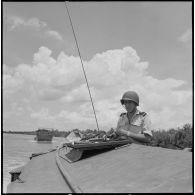L'enseigne de vaisseau Bonneau, à bord d'un bâtiment LCM de la dinnassaut n°6, dirige la manoeuvre.