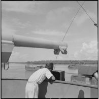 Un radio prend contact avec la terre à bord du LCT 108, navire de commandement de la Dinassaut 6.