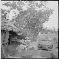 Le 5e jour de l'opération Jeanne d'Arc, des chenillettes M29C Weasel du 1er régiment étranger d'infanterie viennent renforcer les troupes d'infanterie franco-vietnamiennes.