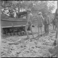 Déploiement des chenillettes M29C Weasel du 1er régiment étranger d'infanterie en renfort des troupes d'infanterie franco-vietnamiennes au cours de l'opération Jeanne d'Arc.