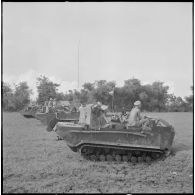 Déploiement des chenillettes M29C Weasel du 1er régiment étranger d'infanterie en renfort des troupes d'infanterie franco-vietnamiennes au cours de l'opération Jeanne d'Arc.