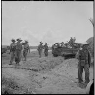 Déploiement des chenillettes M29C Weasel du 1er régiment étranger d'infanterie en renfort des troupes d'infanterie franco-vietnamiennes au cours de l'opération Jeanne d'Arc.