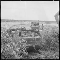 Progression difficile de chenillettes M29C Weasel du 1er régiment étranger d'infanterie (1er REC) dans un terrain marécageux au cours de l'opération Jeanne d'Arc.