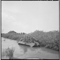 Progression difficile de chenillettes M29C Weasel du 1er régiment étranger d'infanterie (1er REC) dans un terrain marécageux au cours de l'opération Jeanne d'Arc.