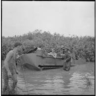 Progression difficile de chenillettes M29C Weasel du 1er régiment étranger d'infanterie (1er REC) dans un terrain marécageux au cours de l'opération Jeanne d'Arc.