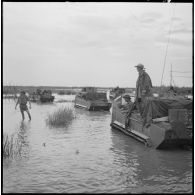 Progression difficile de chenillettes M29C Weasel du 1er régiment étranger d'infanterie (1er REC) dans un terrain marécageux au cours de l'opération Jeanne d'Arc.