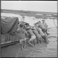 Progression difficile de chenillettes M29C Weasel du 1er régiment étranger d'infanterie (1er REC) dans un terrain marécageux au cours de l'opération Jeanne d'Arc.