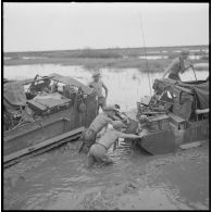Progression difficile de chenillettes M29C Weasel du 1er régiment étranger d'infanterie (1er REC) dans un terrain marécageux au cours de l'opération Jeanne d'Arc.
