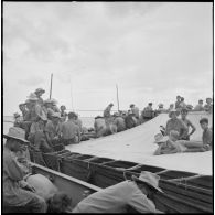 Les troupes d'infanterie à bord d'un bâtiment LCT de la dinassaut n°6.
