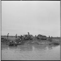 Progression difficile de chenillettes M29C Weasel du 1er régiment étranger d'infanterie (1er REC) dans un terrain marécageux au cours de l'opération Jeanne d'Arc.