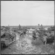Progression difficile de chenillettes M29C Weasel du 1er régiment étranger d'infanterie (1er REC) dans un terrain marécageux au cours de l'opération Jeanne d'Arc.