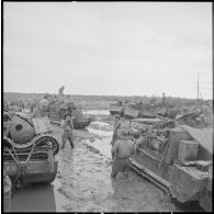 Progression difficile de chenillettes M29C Weasel du 1er régiment étranger d'infanterie (1er REC) dans un terrain marécageux au cours de l'opération Jeanne d'Arc.