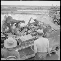 Progression difficile de chenillettes M29C Weasel du 1er régiment étranger d'infanterie (1er REC) dans un terrain marécageux au cours de l'opération Jeanne d'Arc.