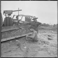 Progression difficile de chenillettes M29C Weasel du 1er régiment étranger d'infanterie (1er REC) dans un terrain marécageux au cours de l'opération Jeanne d'Arc.
