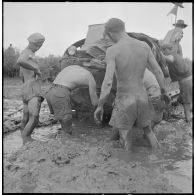 Progression difficile de chenillettes M29C Weasel du 1er régiment étranger d'infanterie (1er REC) dans un terrain marécageux au cours de l'opération Jeanne d'Arc.