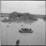 Progression difficile de chenillettes M29C Weasel du 1er régiment étranger d'infanterie (1er REC) dans un terrain marécageux au cours de l'opération Jeanne d'Arc.