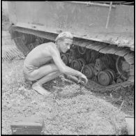 Progression difficile de chenillettes M29C Weasel du 1er régiment étranger d'infanterie (1er REC) dans un terrain marécageux au cours de l'opération Jeanne d'Arc.