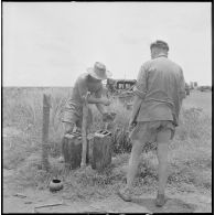 Remplissage de bidons d'eau en marge du déploiement de chenillettes M29C Weasel du 1er régiment étranger d'infanterie pendant l'opération Jeanne d'Arc.