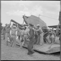 Les éléments des Unités mobiles pour la défense des Chrétiens (UMDC) débarquent leur matériel.