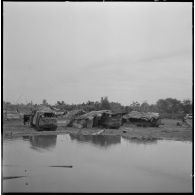 Chenillettes amphibies Weasel MC29 du 1er régiment étranger d’infanterie (1er REC) participant à l'opération Jeanne d'Arc stationnées près du campement.
