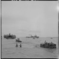 Des chenillettes M29C Weasel s'apprêtent à embarquer sur un bâtiment LCT à l'issue de l'opération Jeanne d'Arc.