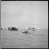 Des chenillettes M29C Weasel s'apprêtent à embarquer sur un bâtiment LCT à l'issue de l'opération Jeanne d'Arc.