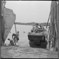 Embarquement de chenillettes M29C Weasel sur un bâtiment LCT à l'issue de l'opération Jeanne d'Arc.