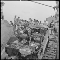Embarquement de chenillettes M29C Weasel sur un bâtiment LCT à l'issue de l'opération Jeanne d'Arc.
