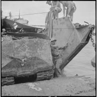 Embarquement de chenillettes M29C Weasel sur un bâtiment LCT à l'issue de l'opération Jeanne d'Arc.
