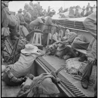 A l'issus de l'opération Jeanne d'Arc, les hommes harassés dorment sur un bâtiment de débarquement. [description provisoire]