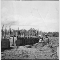 Construction d'un mur par des travailleurs vietnamiens au poste de Hiep Thanh.