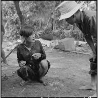Interrogatoire d'un suspect vietminh au cours de l'opération Typhon avec le 19e bataillon vietnamien (BVN) au nord-ouest de Sadec. [description provisoire]