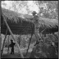 Des tirailleurs du 1er régiment de tirailleurs marocains détruisent un cantonnement vietminh après une fouille minutieuse, au cours de l'opération Aspic. [description provisoire]