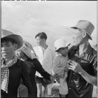 Les prisonniers du camp d'Arnaultville, partisans du vietminh, suspects ou considérés comme tels, retrouvent leur famille lors de leur libération. [description provisoire]